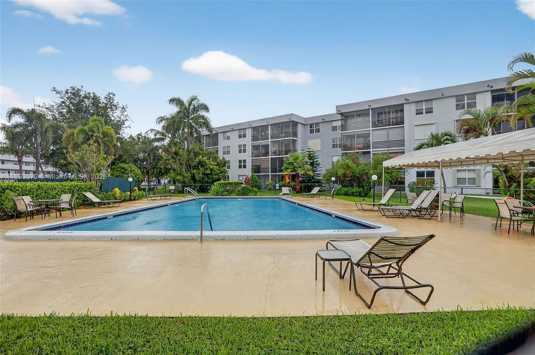 Community has 3 heated pools, clubhouse, gym, library, auditorium, BBQ grills, picnic tables, car wash, 24 hr gated security, bike storage, storage lockers, elevators, allows 2 pets w/no weight limits, close to parks & much more!!