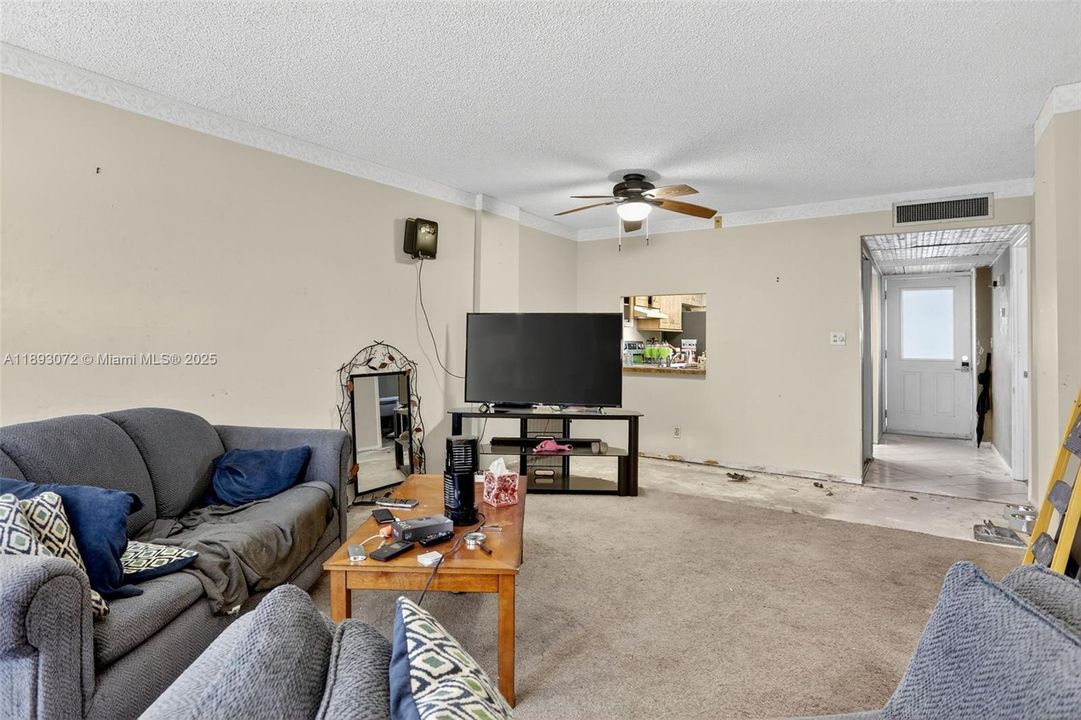 Activo con contrato: $134,900 (2 camas, 2 baños, 975 Pies cuadrados)