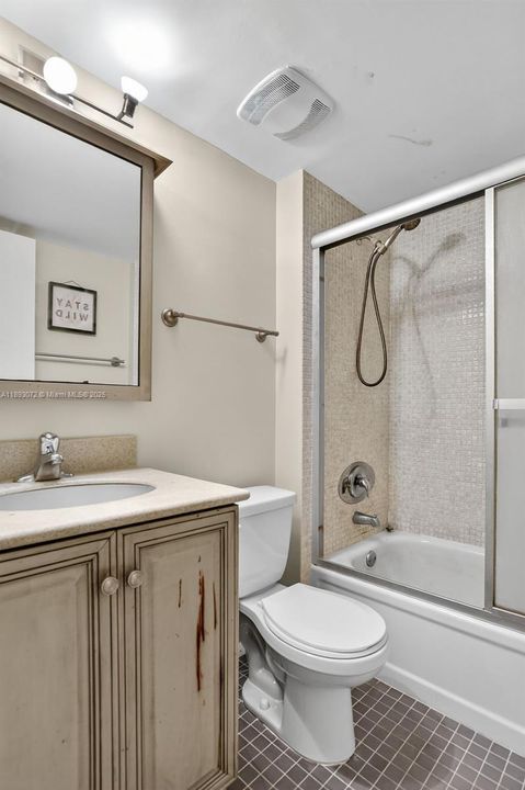 Activo con contrato: $134,900 (2 camas, 2 baños, 975 Pies cuadrados)