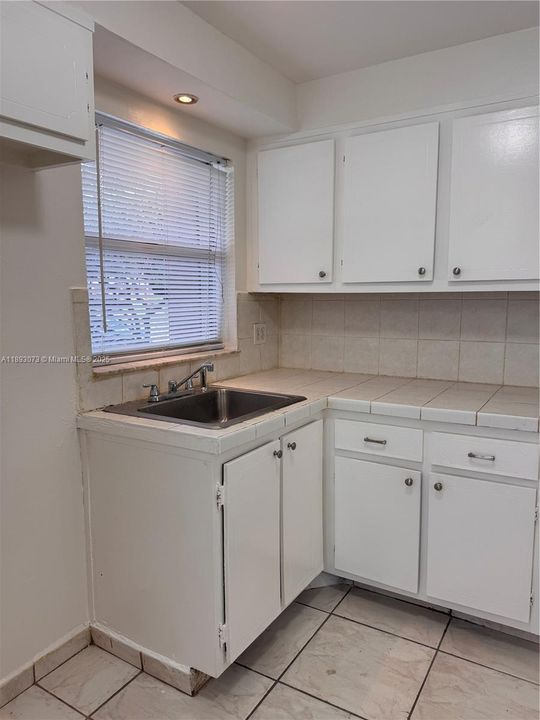 На продажу: $69,999 (1 спален, 1 ванн, 675 Квадратных фут)