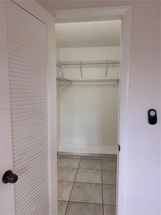 На продажу: $69,999 (1 спален, 1 ванн, 675 Квадратных фут)