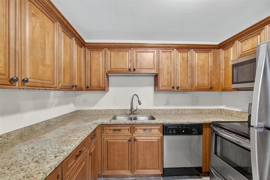 For Sale: $199,000 (2 beds, 1 baths, 775 Square Feet)