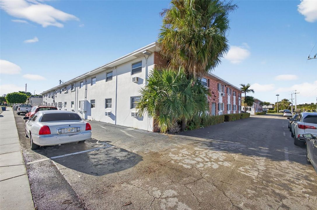 For Sale: $199,000 (2 beds, 1 baths, 775 Square Feet)