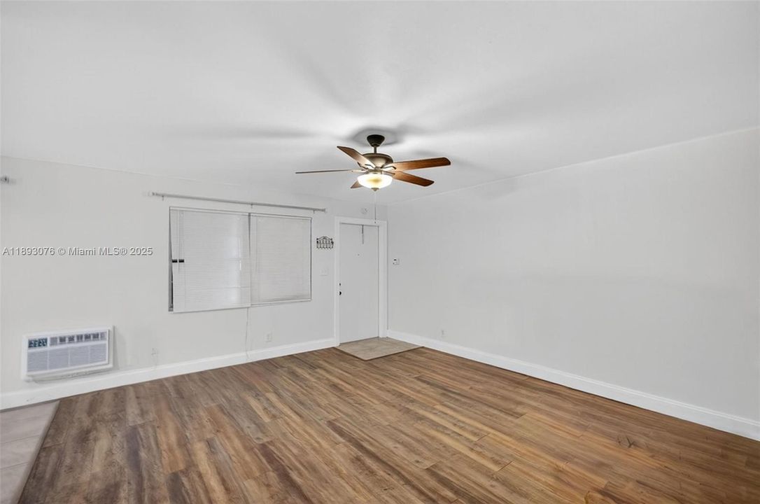 For Sale: $199,000 (2 beds, 1 baths, 775 Square Feet)