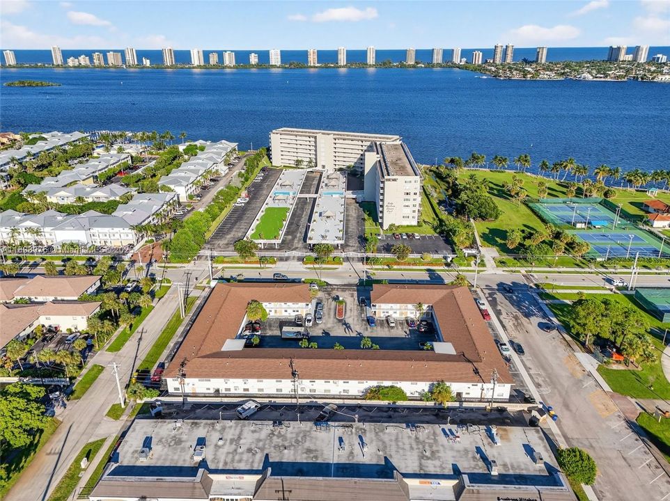 For Sale: $199,000 (2 beds, 1 baths, 775 Square Feet)