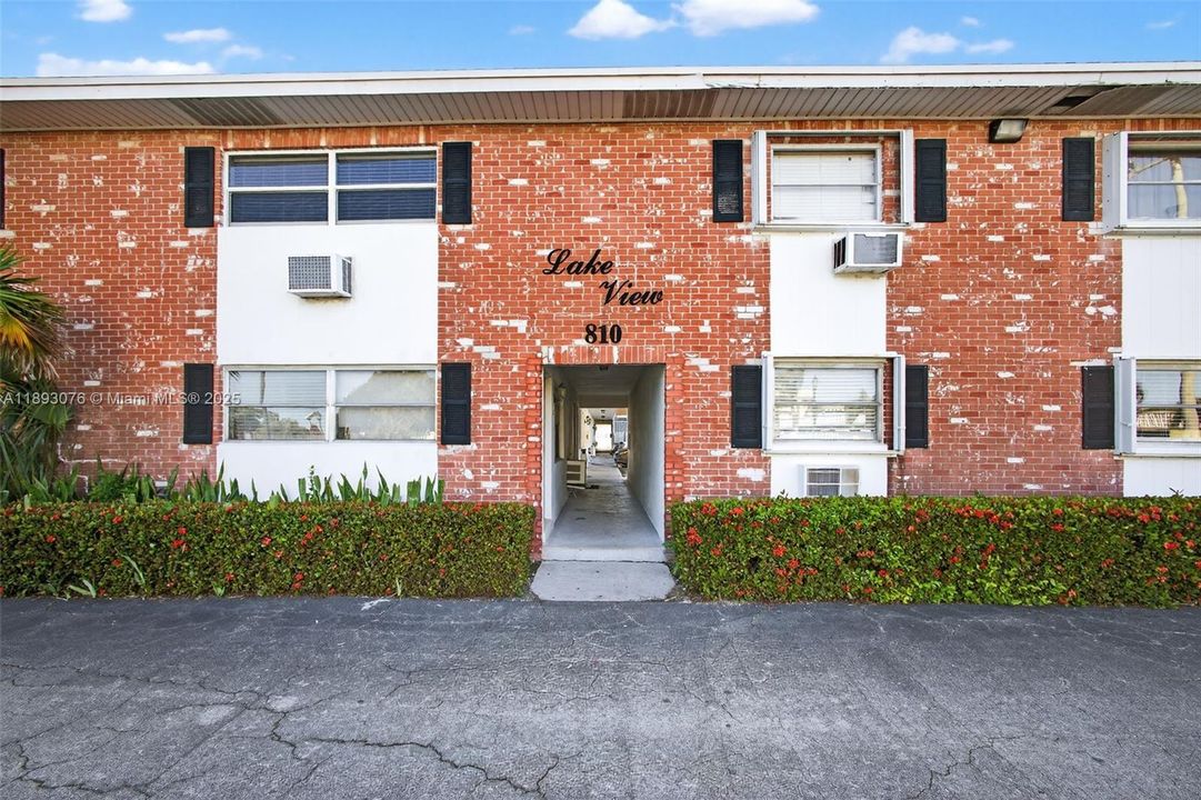 For Sale: $199,000 (2 beds, 1 baths, 775 Square Feet)