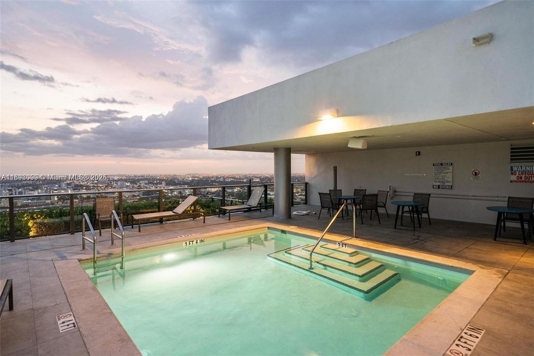 For Sale: $375,000 (0 beds, 1 baths, 588 Square Feet)