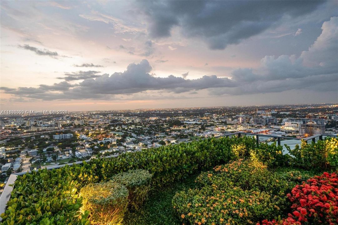 For Sale: $375,000 (0 beds, 1 baths, 588 Square Feet)