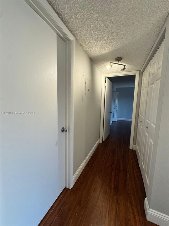 For Sale: $197,000 (2 beds, 2 baths, 958 Square Feet)