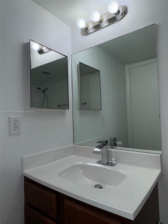 For Sale: $197,000 (2 beds, 2 baths, 958 Square Feet)