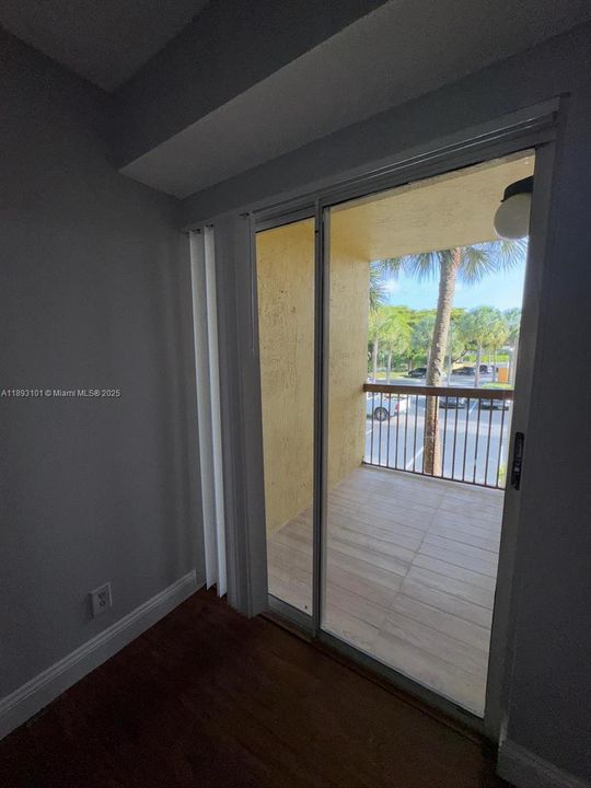 For Sale: $197,000 (2 beds, 2 baths, 958 Square Feet)