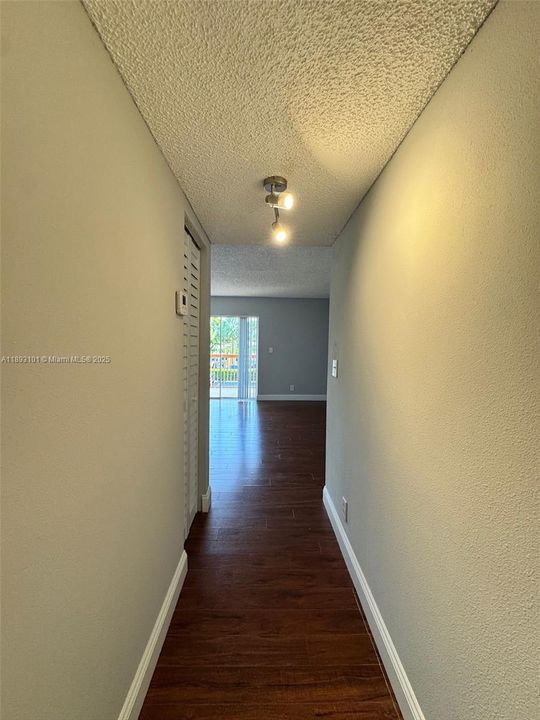 For Sale: $197,000 (2 beds, 2 baths, 958 Square Feet)