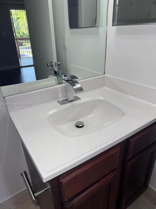 For Sale: $197,000 (2 beds, 2 baths, 958 Square Feet)