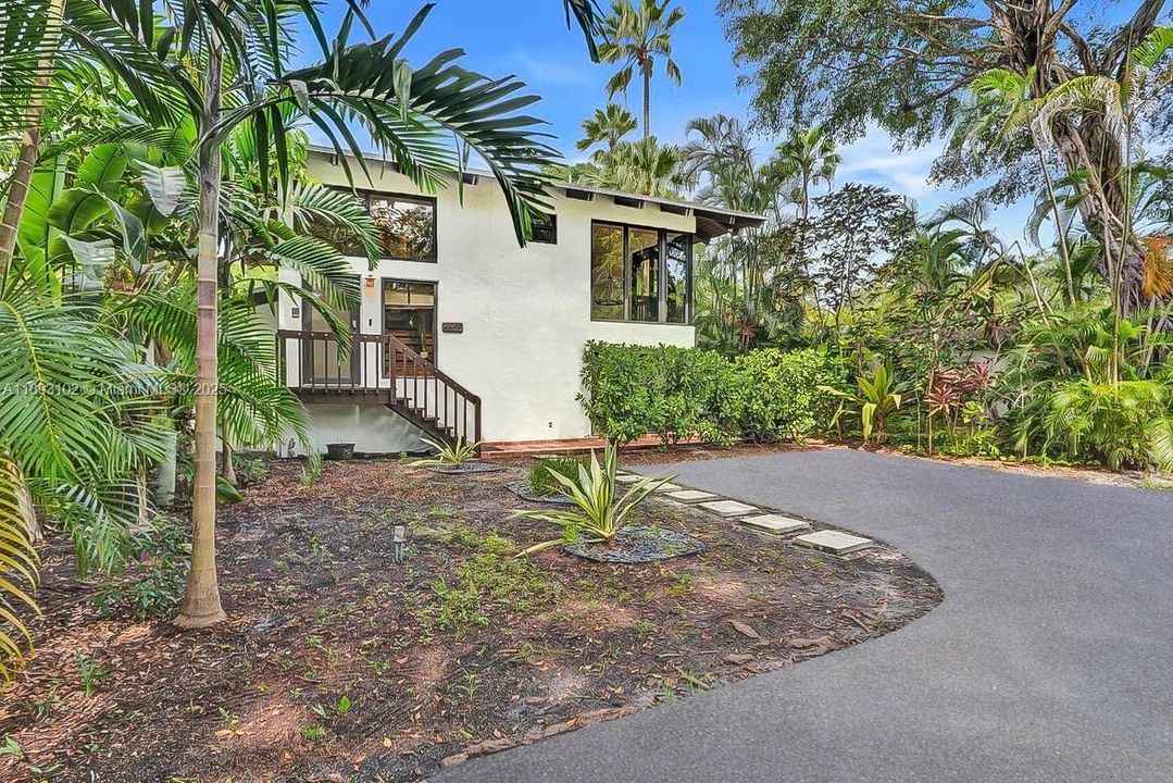 Active With Contract: $875,000 (3 beds, 3 baths, 2019 Square Feet)