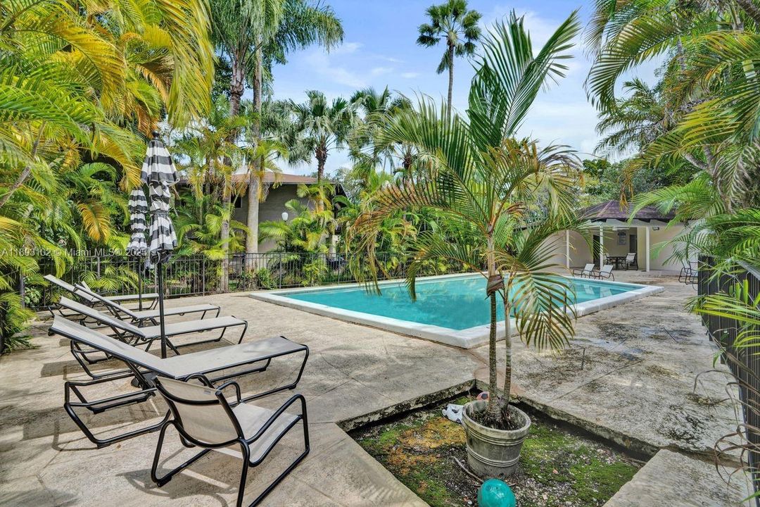 Active With Contract: $875,000 (3 beds, 3 baths, 2019 Square Feet)