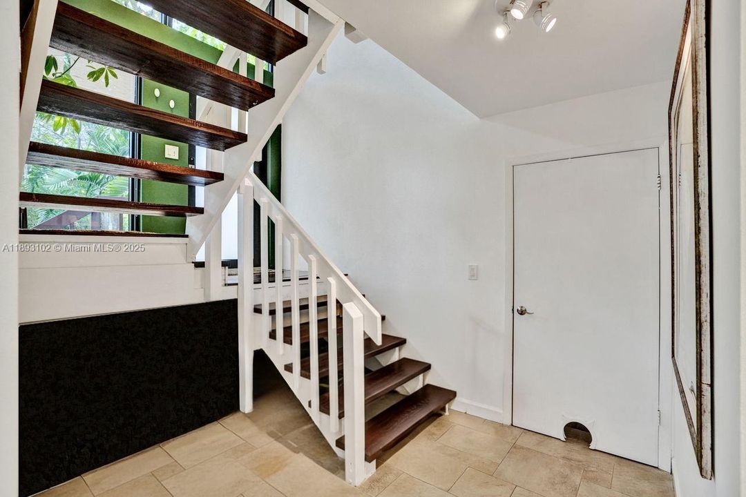 Active With Contract: $875,000 (3 beds, 3 baths, 2019 Square Feet)