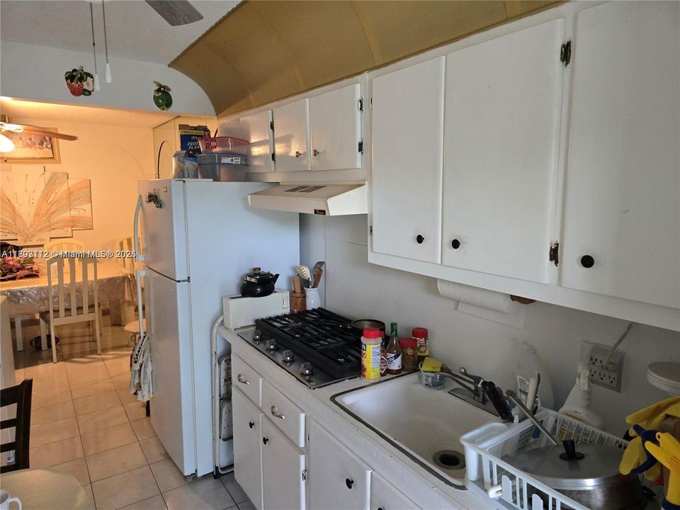 For Sale: $135,000 (1 beds, 1 baths, 775 Square Feet)