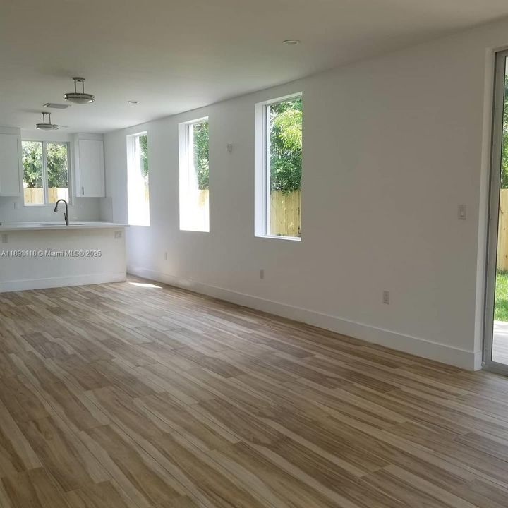 Недавно арендовано: $5,150 (3 спален, 3 ванн, 1857 Квадратных фут)