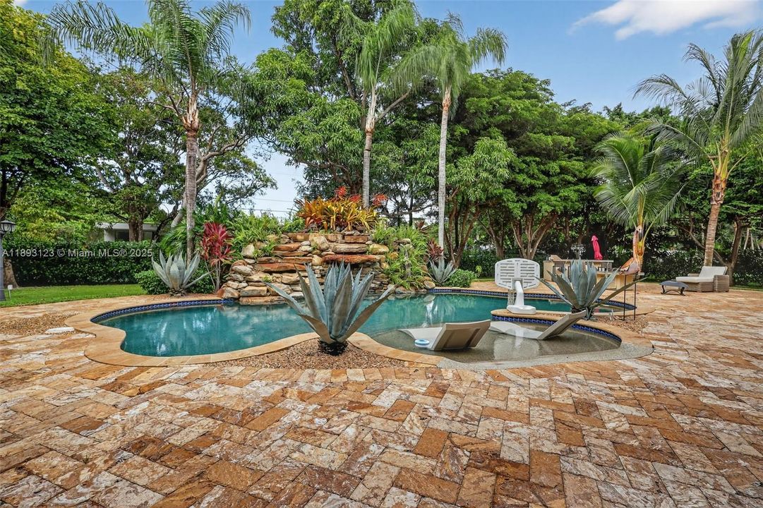 For Sale: $7,499,997 (6 beds, 9 baths, 7271 Square Feet)