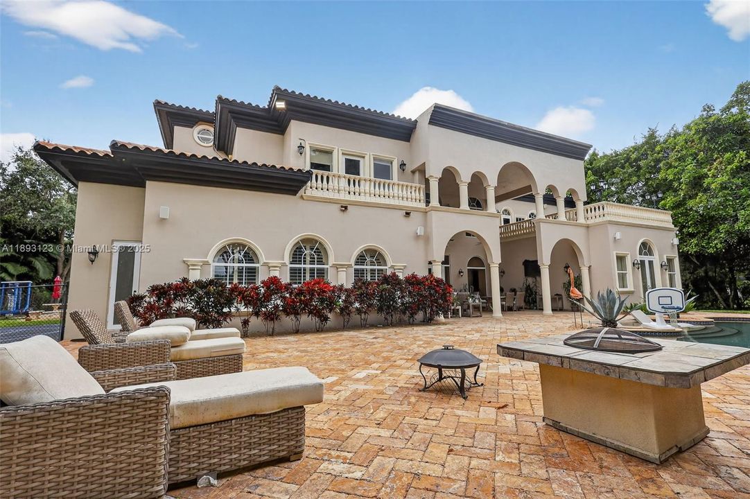 For Sale: $7,499,997 (6 beds, 9 baths, 7271 Square Feet)