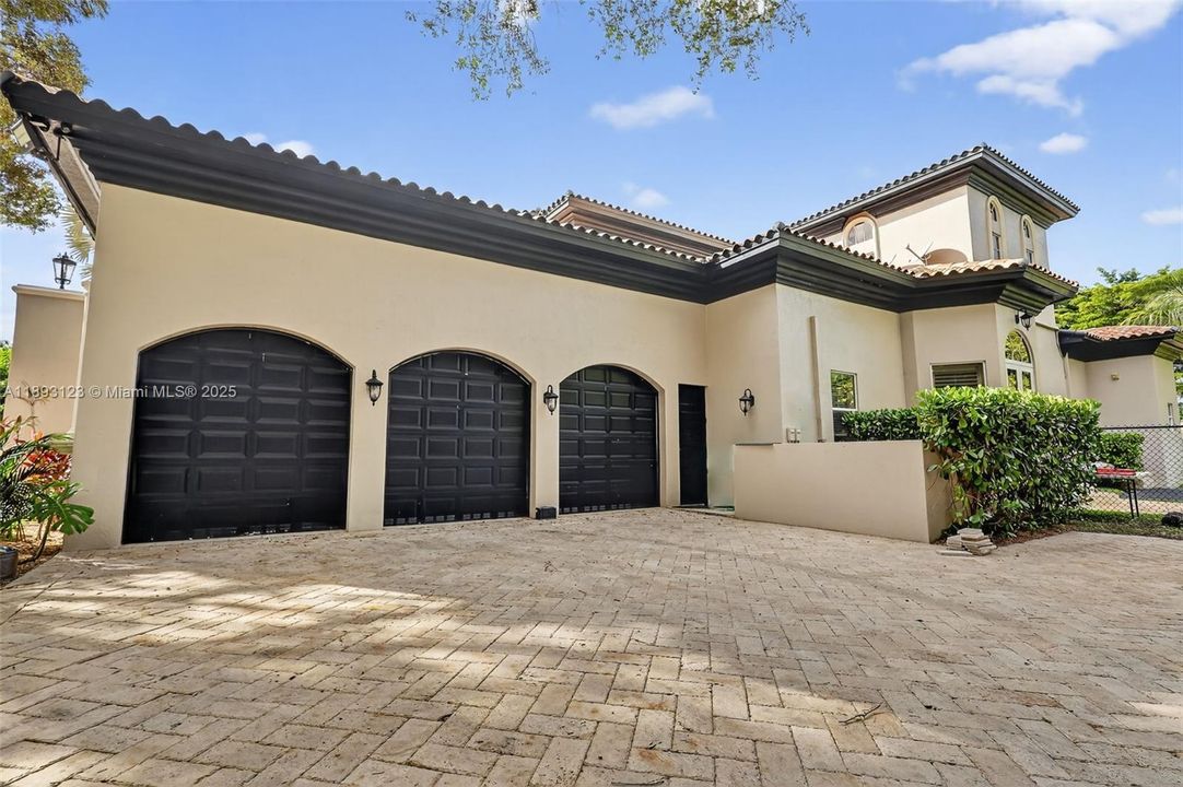 For Sale: $7,499,997 (6 beds, 9 baths, 7271 Square Feet)