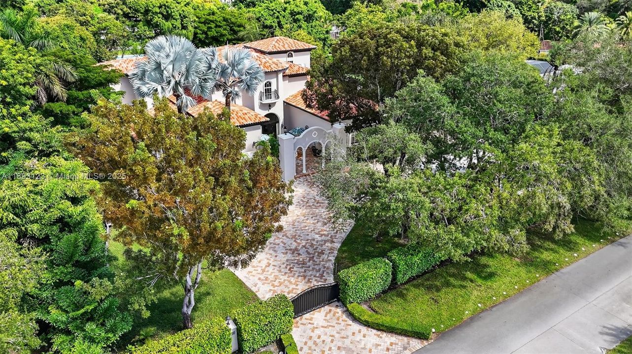 For Sale: $7,499,997 (6 beds, 9 baths, 7271 Square Feet)