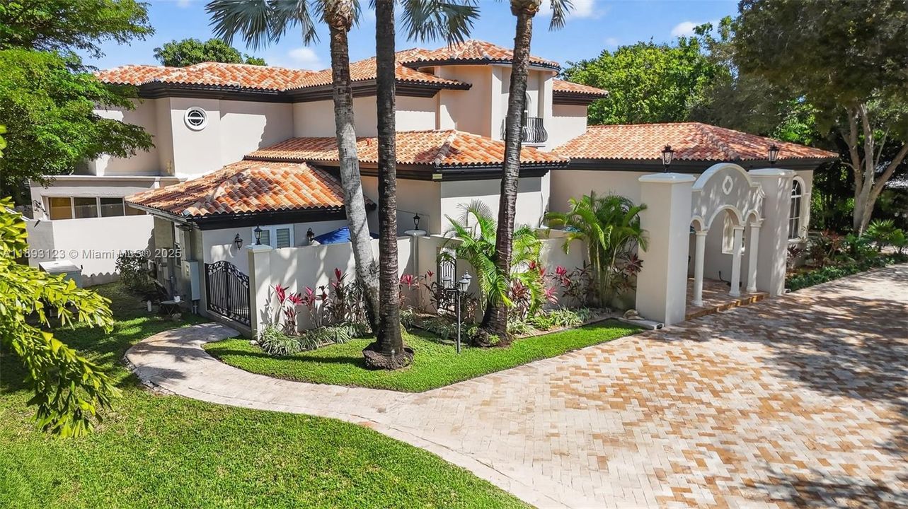 For Sale: $7,499,997 (6 beds, 9 baths, 7271 Square Feet)