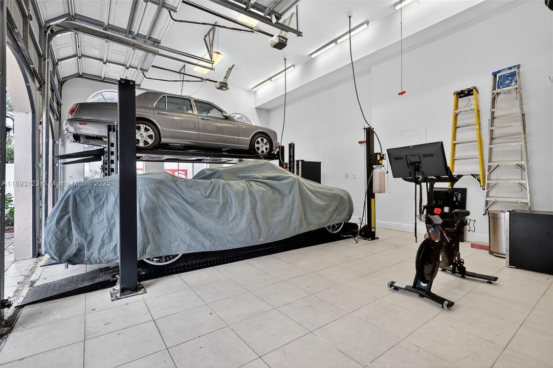 For Sale: $7,499,997 (6 beds, 9 baths, 7271 Square Feet)