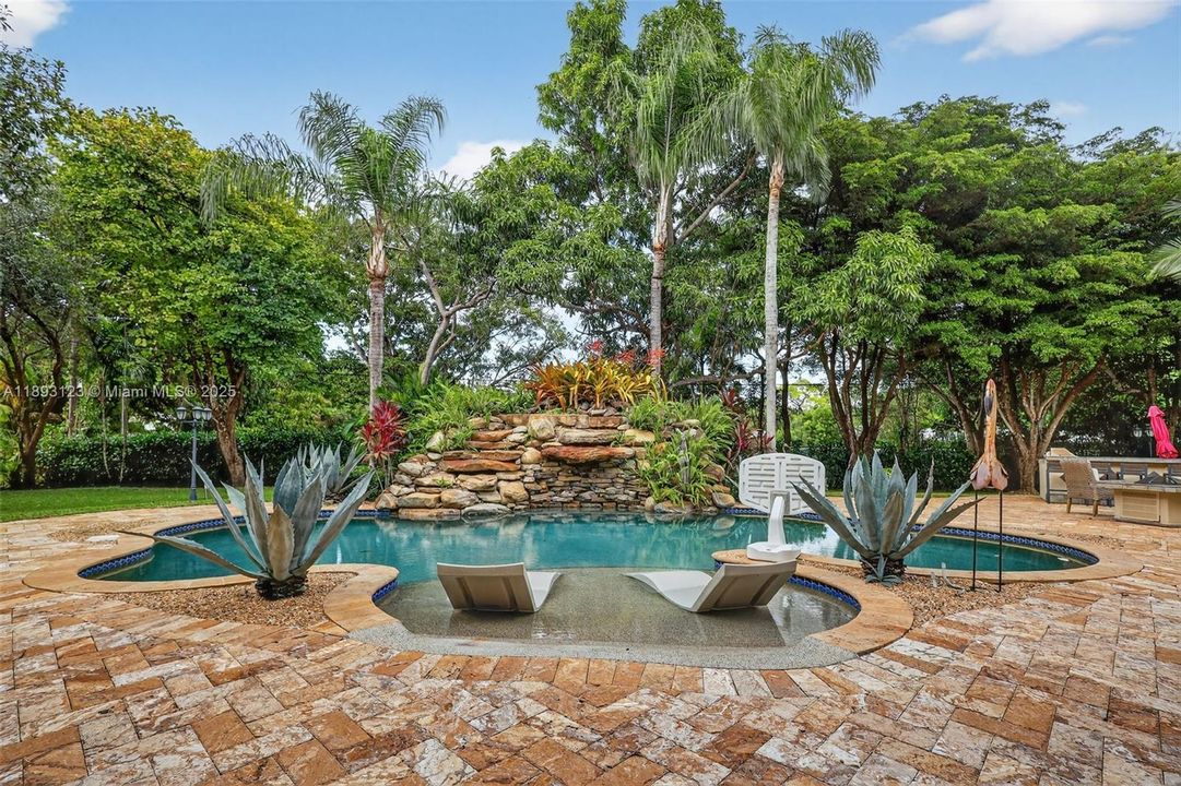 For Sale: $7,499,997 (6 beds, 9 baths, 7271 Square Feet)