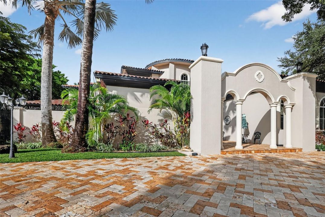 For Sale: $7,499,997 (6 beds, 9 baths, 7271 Square Feet)