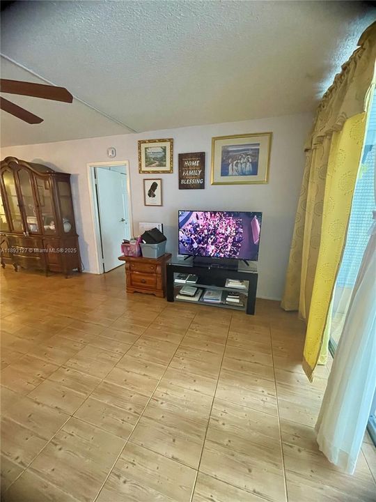 Под контрактом: $129,999 (2 спален, 2 ванн, 1025 Квадратных фут)