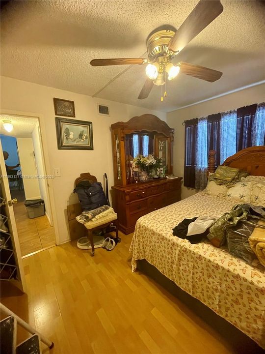 Под контрактом: $129,999 (2 спален, 2 ванн, 1025 Квадратных фут)