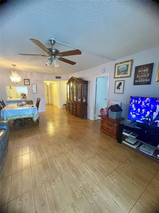 Под контрактом: $129,999 (2 спален, 2 ванн, 1025 Квадратных фут)