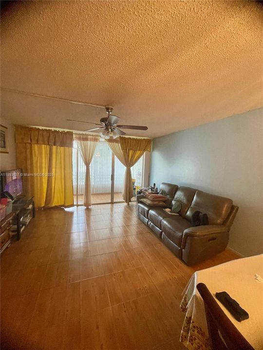 Под контрактом: $129,999 (2 спален, 2 ванн, 1025 Квадратных фут)