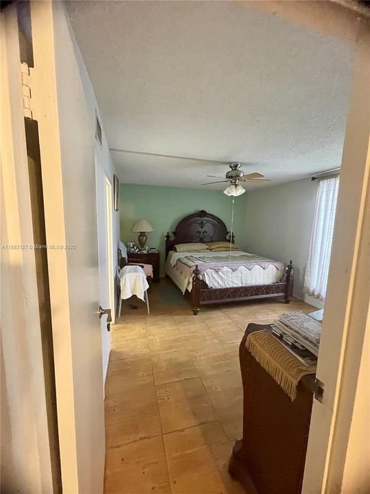 Под контрактом: $129,999 (2 спален, 2 ванн, 1025 Квадратных фут)