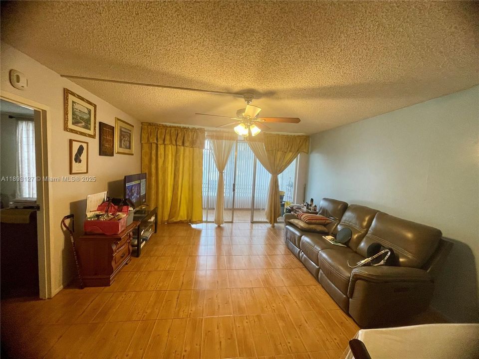 Под контрактом: $129,999 (2 спален, 2 ванн, 1025 Квадратных фут)