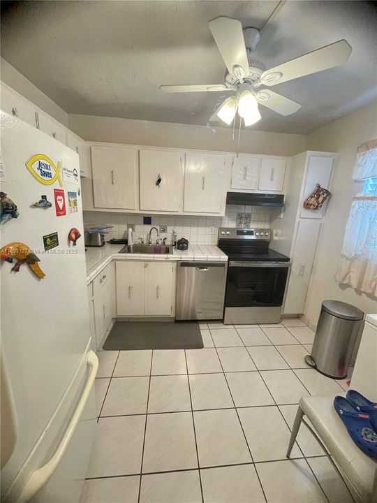 Под контрактом: $129,999 (2 спален, 2 ванн, 1025 Квадратных фут)