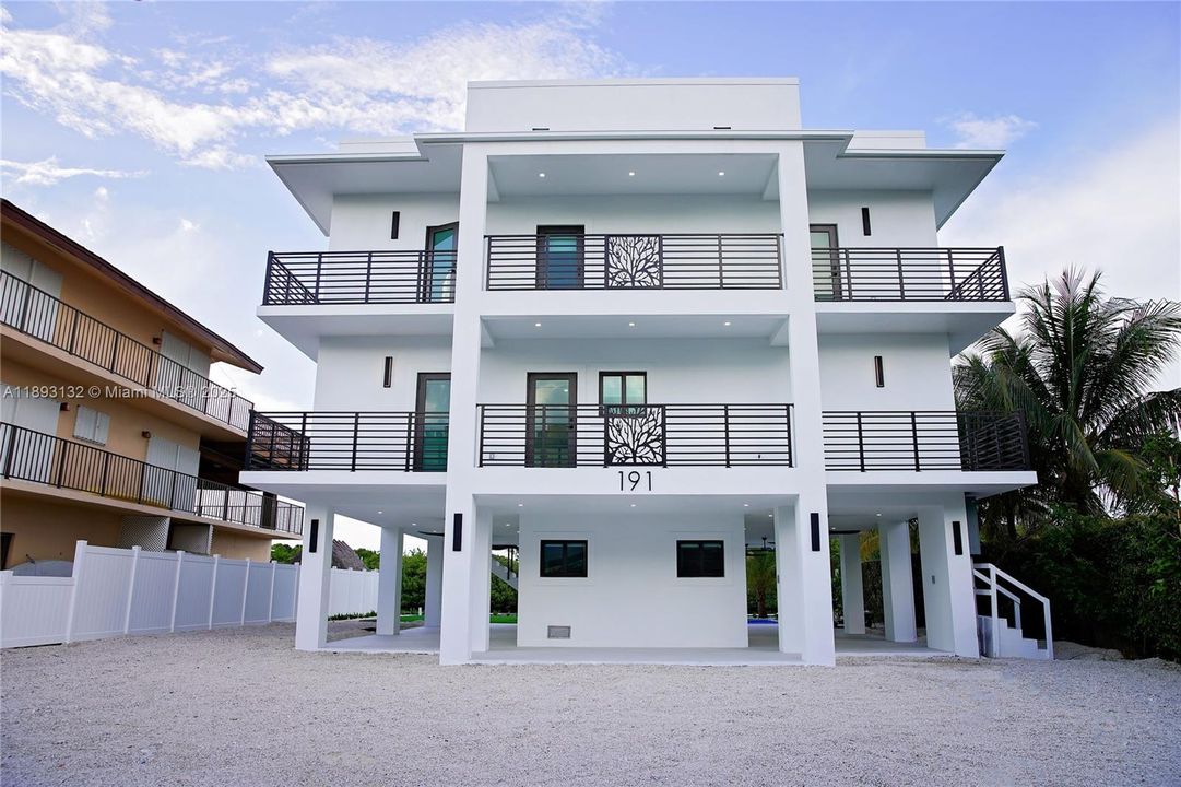 На продажу: $3,675,000 (5 спален, 3 ванн, 0 Квадратных фут)