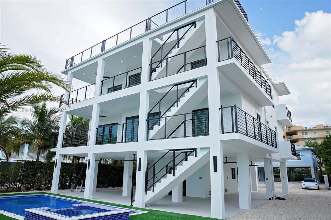 На продажу: $3,675,000 (5 спален, 3 ванн, 0 Квадратных фут)