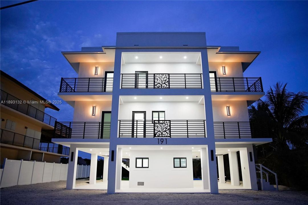 На продажу: $3,675,000 (5 спален, 3 ванн, 0 Квадратных фут)