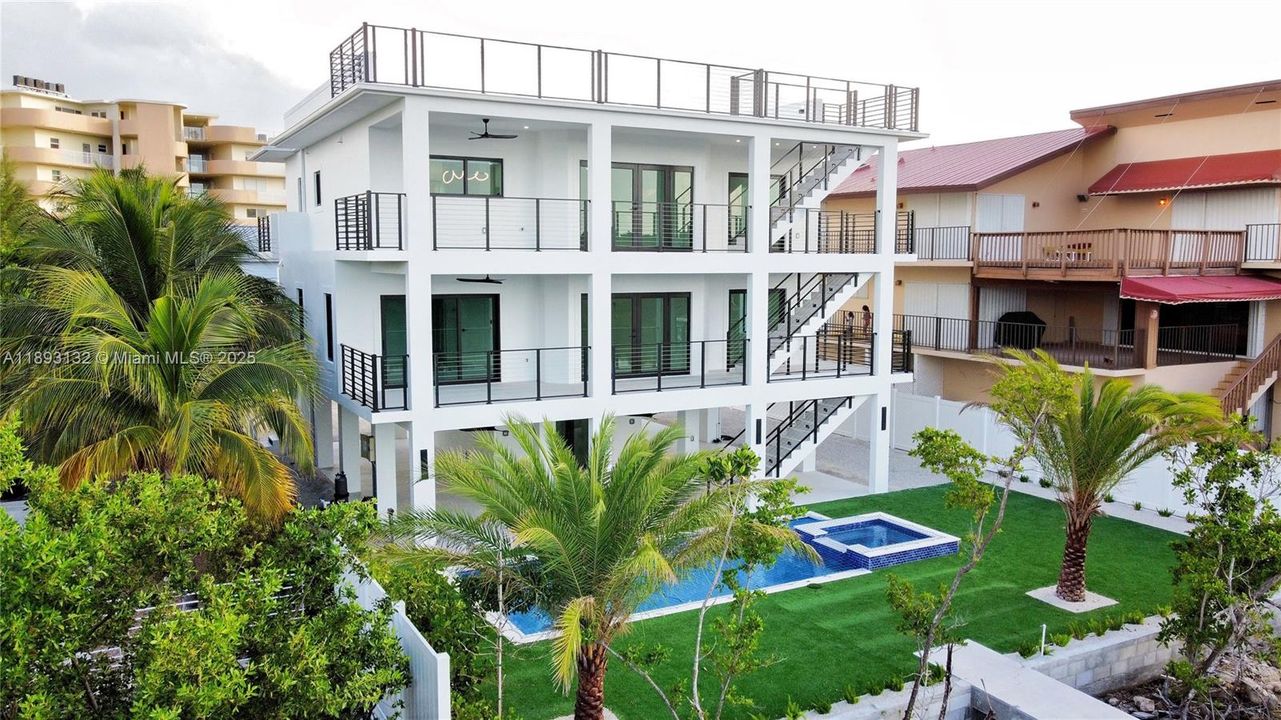 На продажу: $3,675,000 (5 спален, 3 ванн, 0 Квадратных фут)