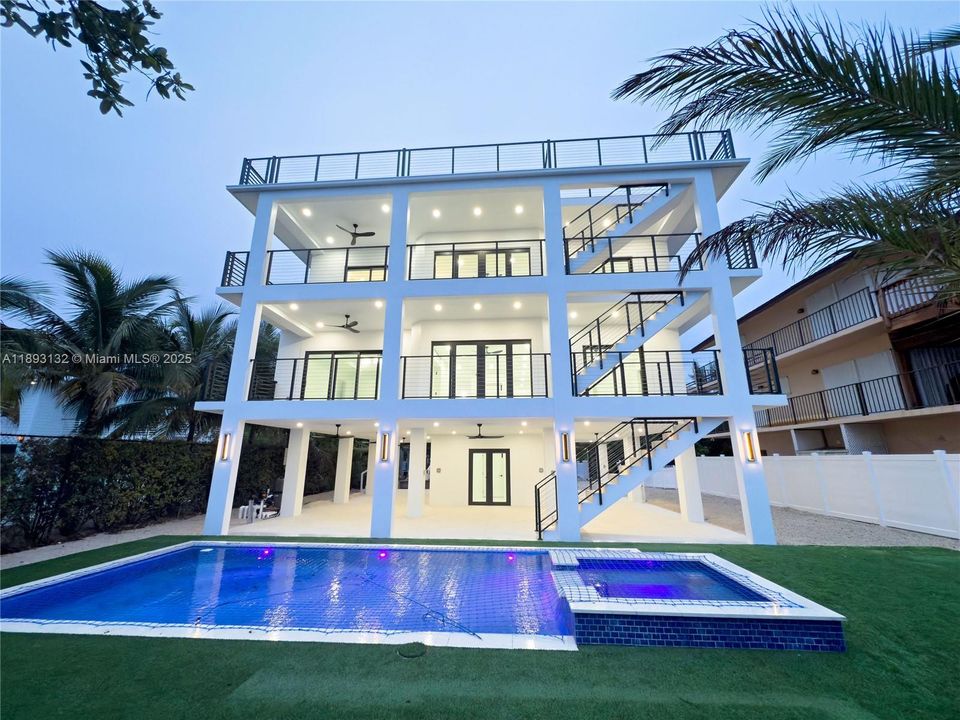 На продажу: $3,675,000 (5 спален, 3 ванн, 0 Квадратных фут)