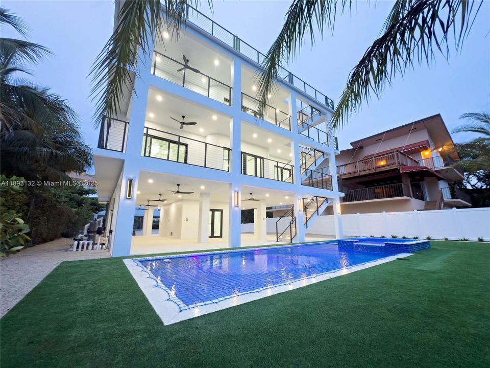 На продажу: $3,675,000 (5 спален, 3 ванн, 0 Квадратных фут)