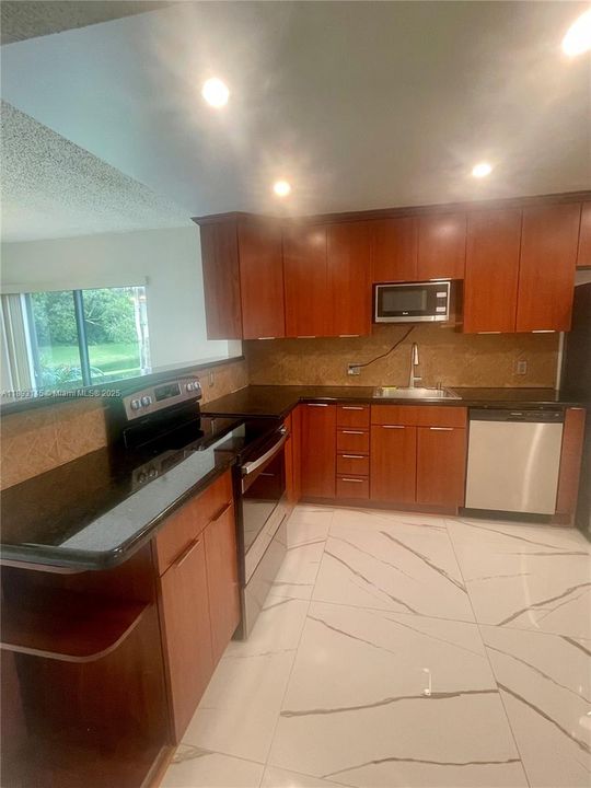 合同活跃: $2,400 (2 贝兹, 2 浴室, 1231 平方英尺)