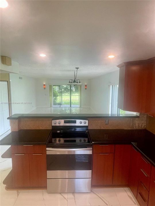 合同活跃: $2,400 (2 贝兹, 2 浴室, 1231 平方英尺)