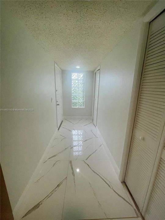 合同活跃: $2,400 (2 贝兹, 2 浴室, 1231 平方英尺)