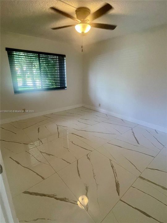 合同活跃: $2,400 (2 贝兹, 2 浴室, 1231 平方英尺)