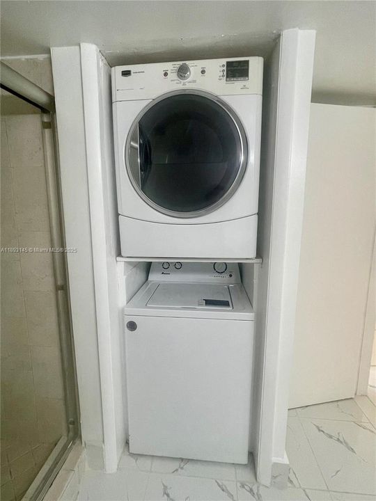 合同活跃: $2,400 (2 贝兹, 2 浴室, 1231 平方英尺)