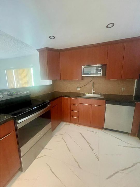 合同活跃: $2,400 (2 贝兹, 2 浴室, 1231 平方英尺)