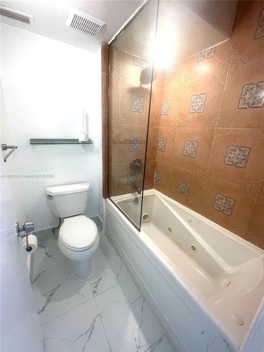 合同活跃: $2,400 (2 贝兹, 2 浴室, 1231 平方英尺)